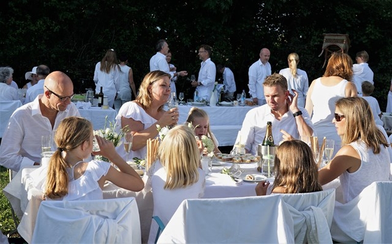 <span style=\"font-size: 11pt; line-height: 115%; font-family: Calibri;\"><span style=\"font-size: 11pt; line-height: 115%; font-family: Calibri;\">Ein Fest für die ganze Familie</span><span style=\"color: #000000; font-family: Arial,Verdana,Tahoma,Helvetica,sans-serif; font-size: 12px; font-style: normal; font-weight: normal; letter-spacing: normal; text-align: left; text-indent: 0px; text-transform: none; white-space: normal; word-spacing: 0px; background-color: #ffffff; float: none;\">